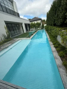 pool cleaning and maintenance