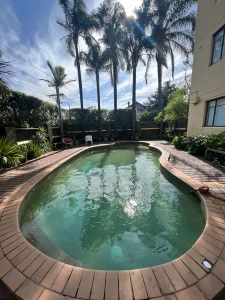 pool cleaning and maintenance