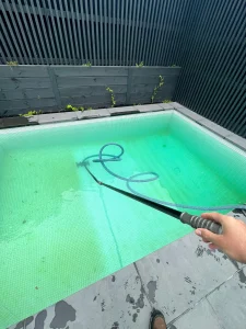 pool cleaning and maintenance