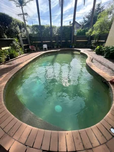 pool cleaning and maintenance