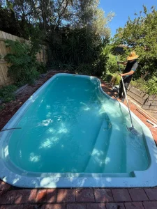 pool cleaning and maintenance